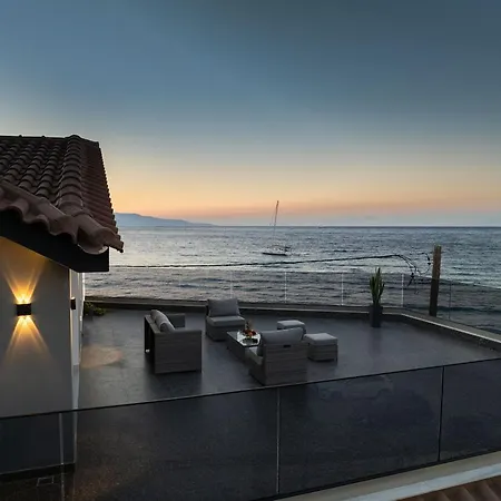 Ristanis Loft Mare Beachfront Retreat * ポロス
