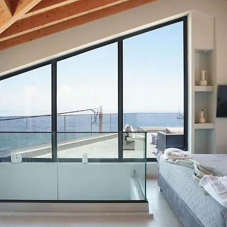 Ristanis Loft Mare Beachfront Retreat *